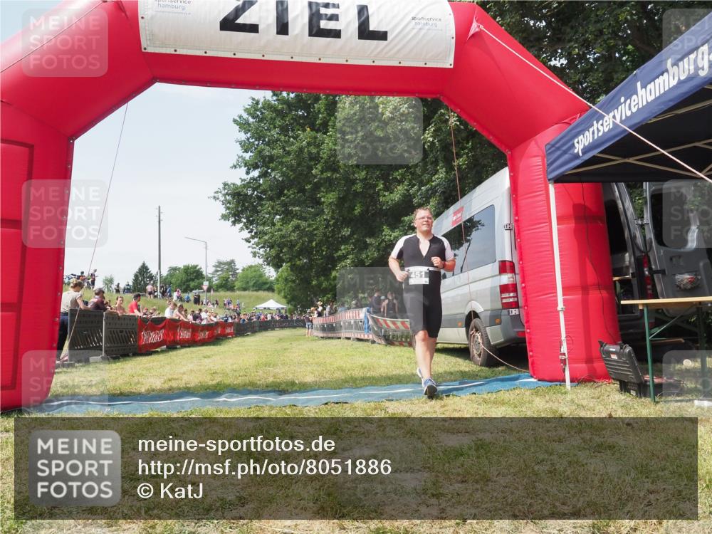 21.06.2025 - 27. Vierlanden-Triathlon KatJ http://msf.ph/oto/8051886 15.06.2025 11:43:30 Ziel  meine-sportfotos.de