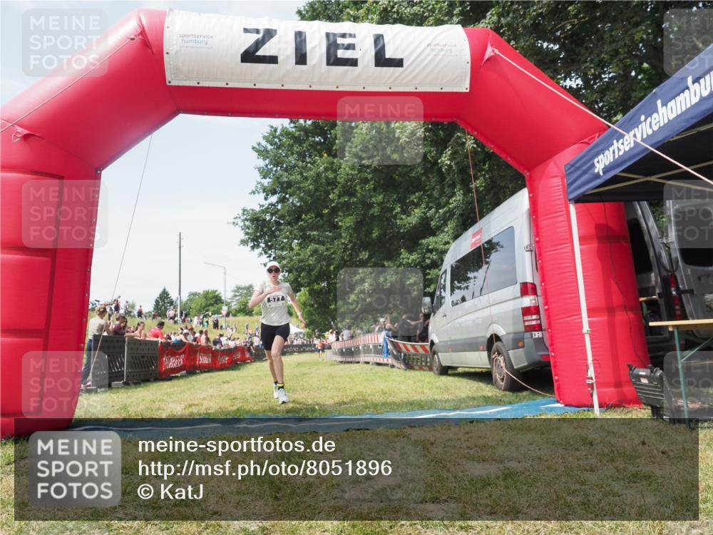 21.06.2025 - 27. Vierlanden-Triathlon KatJ http://msf.ph/oto/8051896 15.06.2025 11:44:00 Ziel 588 meine-sportfotos.de