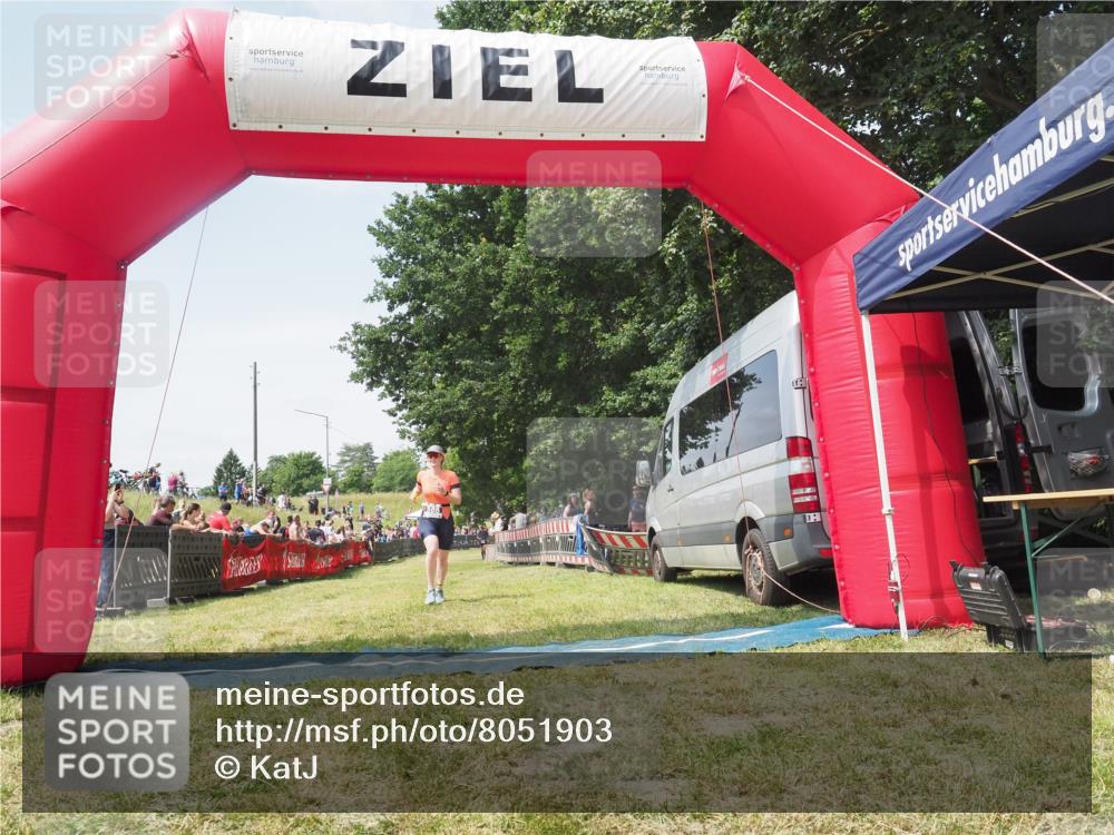 21.06.2025 - 27. Vierlanden-Triathlon KatJ http://msf.ph/oto/8051903 15.06.2025 11:44:09 Ziel  meine-sportfotos.de