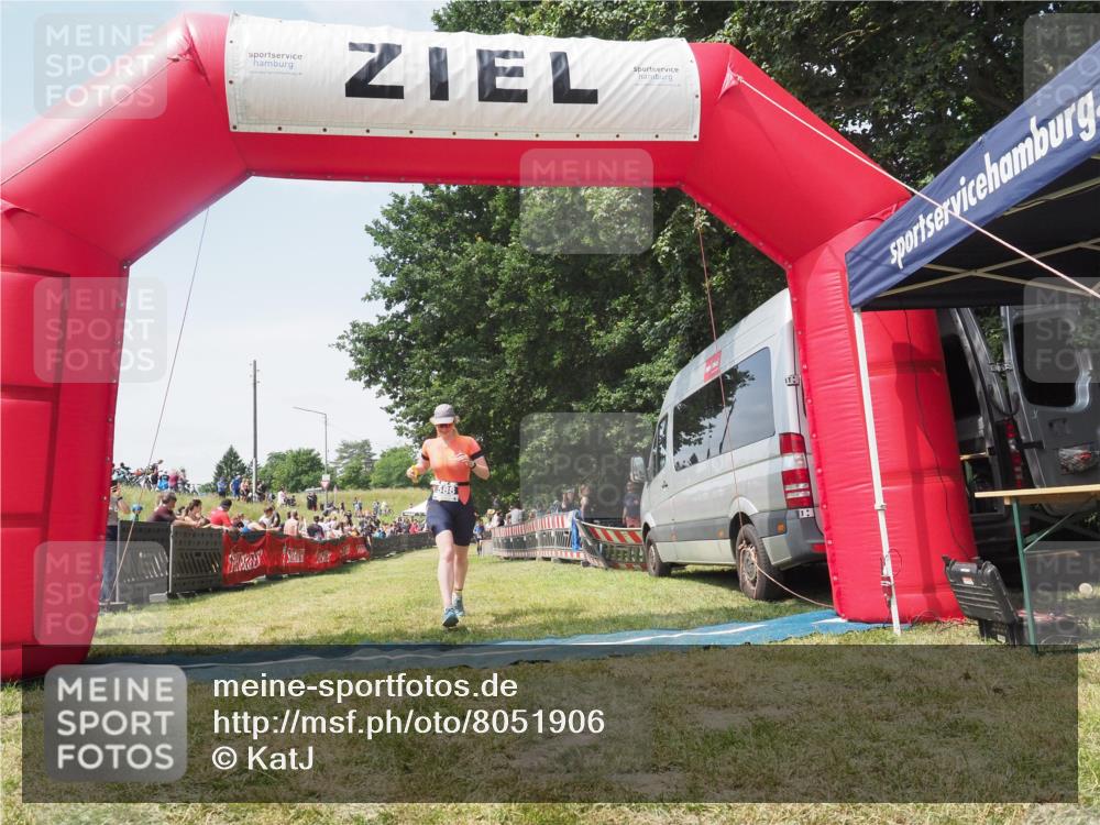 21.06.2025 - 27. Vierlanden-Triathlon KatJ http://msf.ph/oto/8051906 15.06.2025 11:44:10 Ziel  meine-sportfotos.de