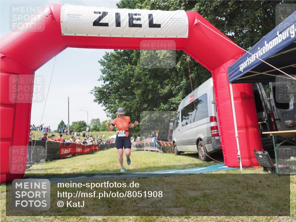 21.06.2025 - 27. Vierlanden-Triathlon KatJ http://msf.ph/oto/8051908 15.06.2025 11:44:10 Ziel  meine-sportfotos.de