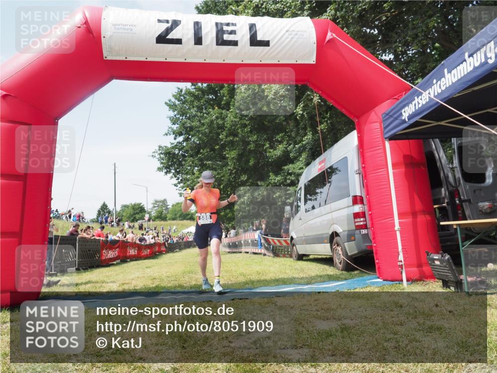 21.06.2025 - 27. Vierlanden-Triathlon KatJ http://msf.ph/oto/8051909 15.06.2025 11:44:10 Ziel  meine-sportfotos.de
