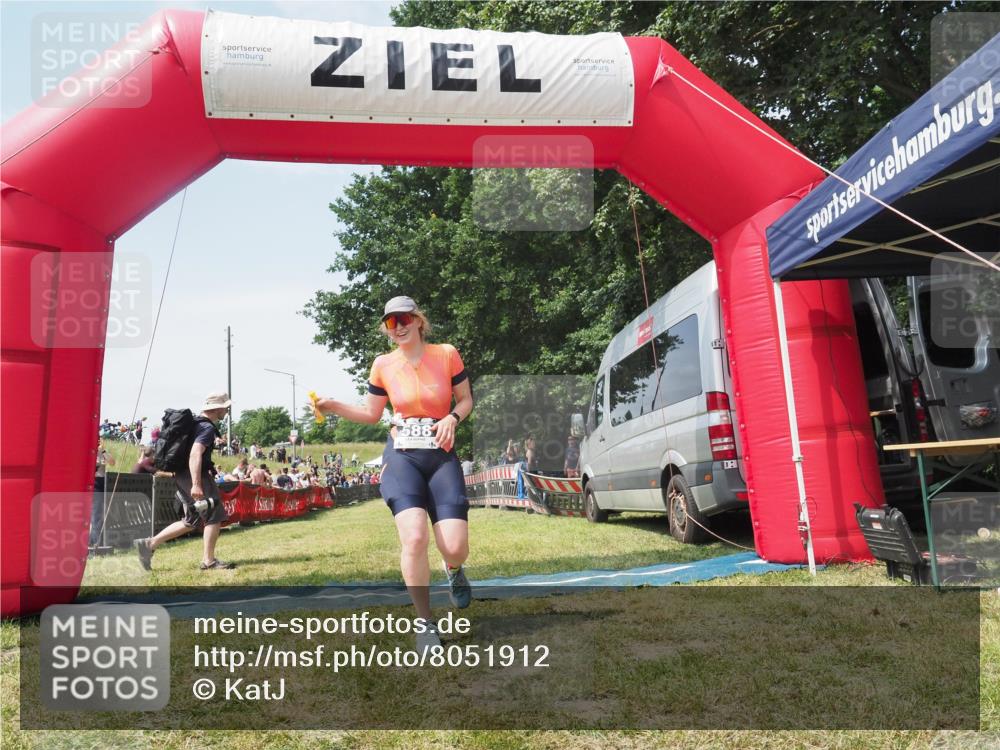21.06.2025 - 27. Vierlanden-Triathlon KatJ http://msf.ph/oto/8051912 15.06.2025 11:44:11 Ziel  meine-sportfotos.de