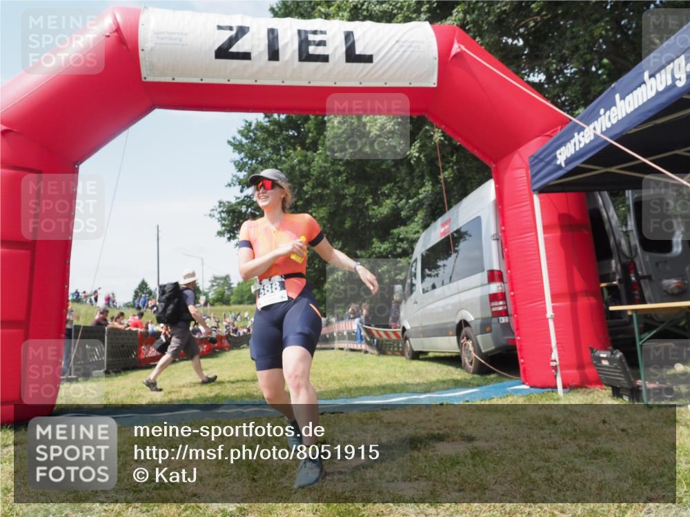 21.06.2025 - 27. Vierlanden-Triathlon KatJ http://msf.ph/oto/8051915 15.06.2025 11:44:11 Ziel  meine-sportfotos.de
