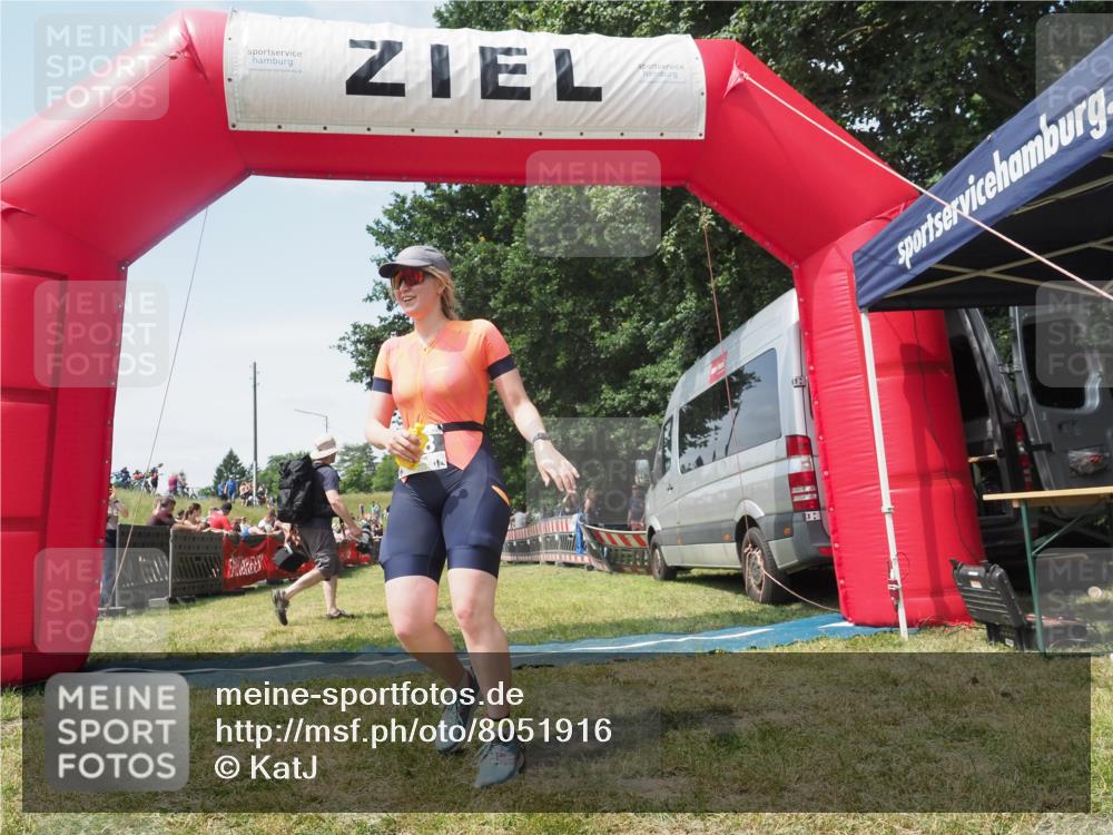 21.06.2025 - 27. Vierlanden-Triathlon KatJ http://msf.ph/oto/8051916 15.06.2025 11:44:12 Ziel  meine-sportfotos.de