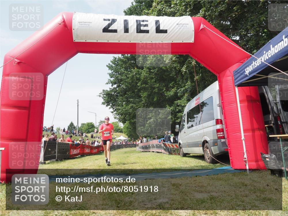 21.06.2025 - 27. Vierlanden-Triathlon KatJ http://msf.ph/oto/8051918 15.06.2025 11:44:25 Ziel  meine-sportfotos.de