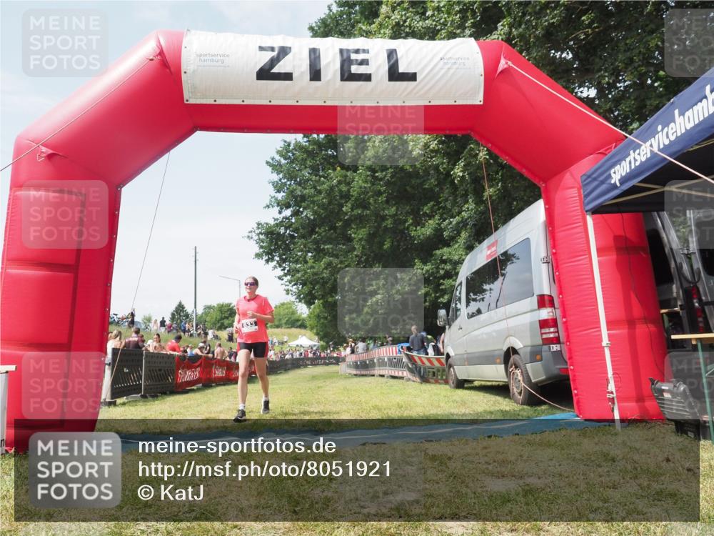 21.06.2025 - 27. Vierlanden-Triathlon KatJ http://msf.ph/oto/8051921 15.06.2025 11:44:25 Ziel  meine-sportfotos.de