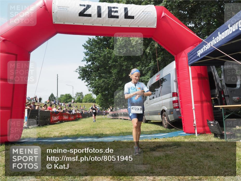 21.06.2025 - 27. Vierlanden-Triathlon KatJ http://msf.ph/oto/8051945 15.06.2025 11:44:48 Ziel 529 meine-sportfotos.de