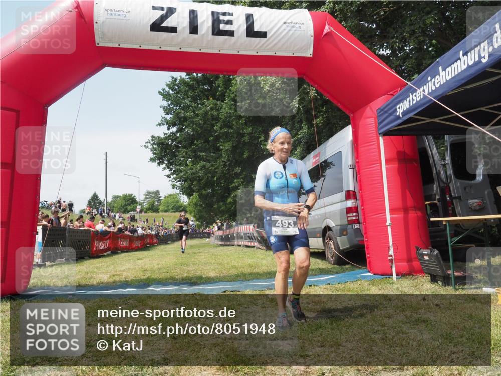 21.06.2025 - 27. Vierlanden-Triathlon KatJ http://msf.ph/oto/8051948 15.06.2025 11:44:49 Ziel 529 meine-sportfotos.de