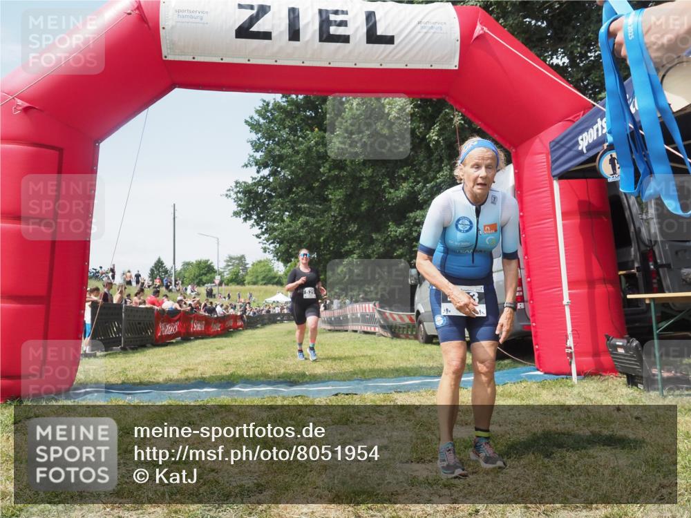 21.06.2025 - 27. Vierlanden-Triathlon KatJ http://msf.ph/oto/8051954 15.06.2025 11:44:51 Ziel  meine-sportfotos.de