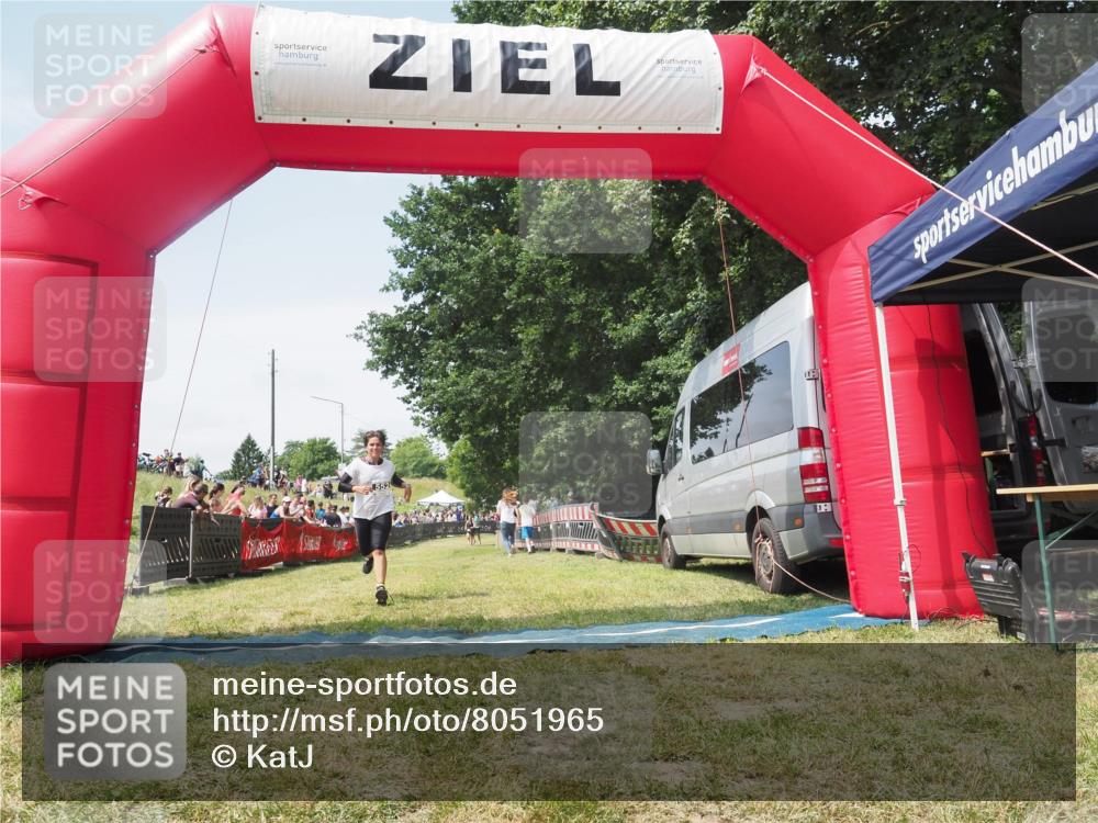 21.06.2025 - 27. Vierlanden-Triathlon KatJ http://msf.ph/oto/8051965 15.06.2025 11:45:08 Ziel 246, 444 meine-sportfotos.de