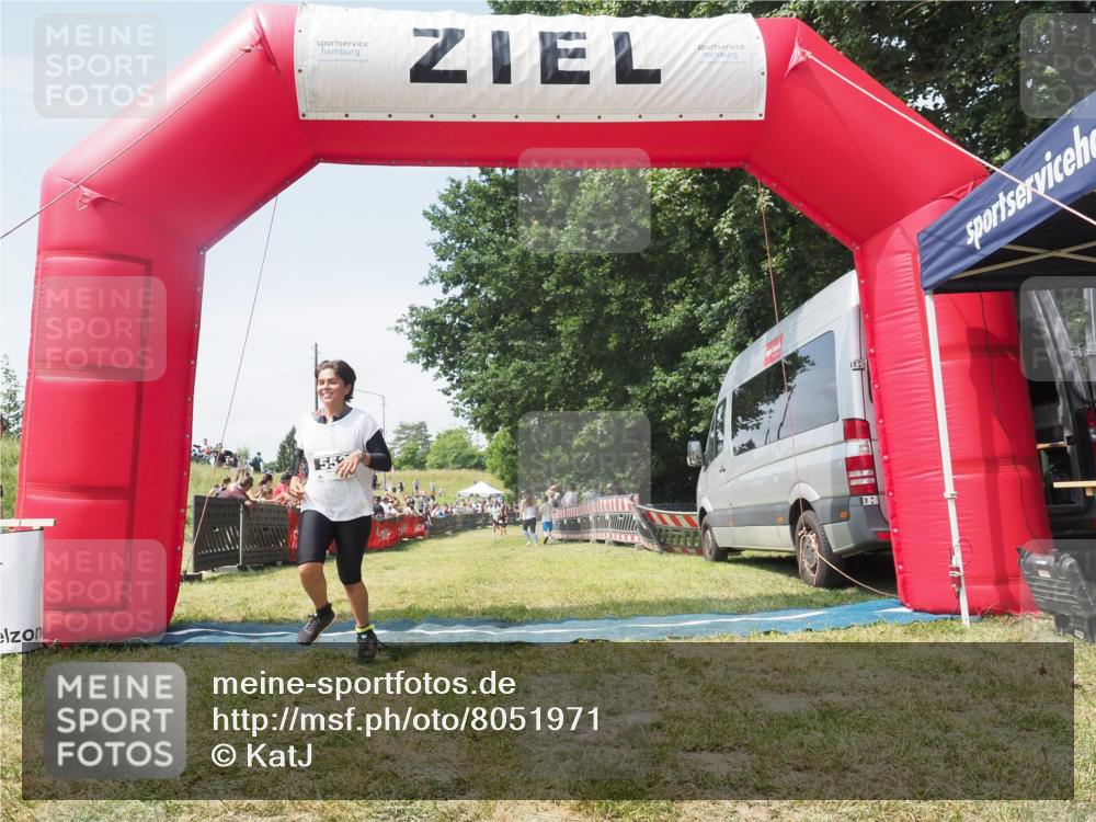 21.06.2025 - 27. Vierlanden-Triathlon KatJ http://msf.ph/oto/8051971 15.06.2025 11:45:09 Ziel 246, 444 meine-sportfotos.de