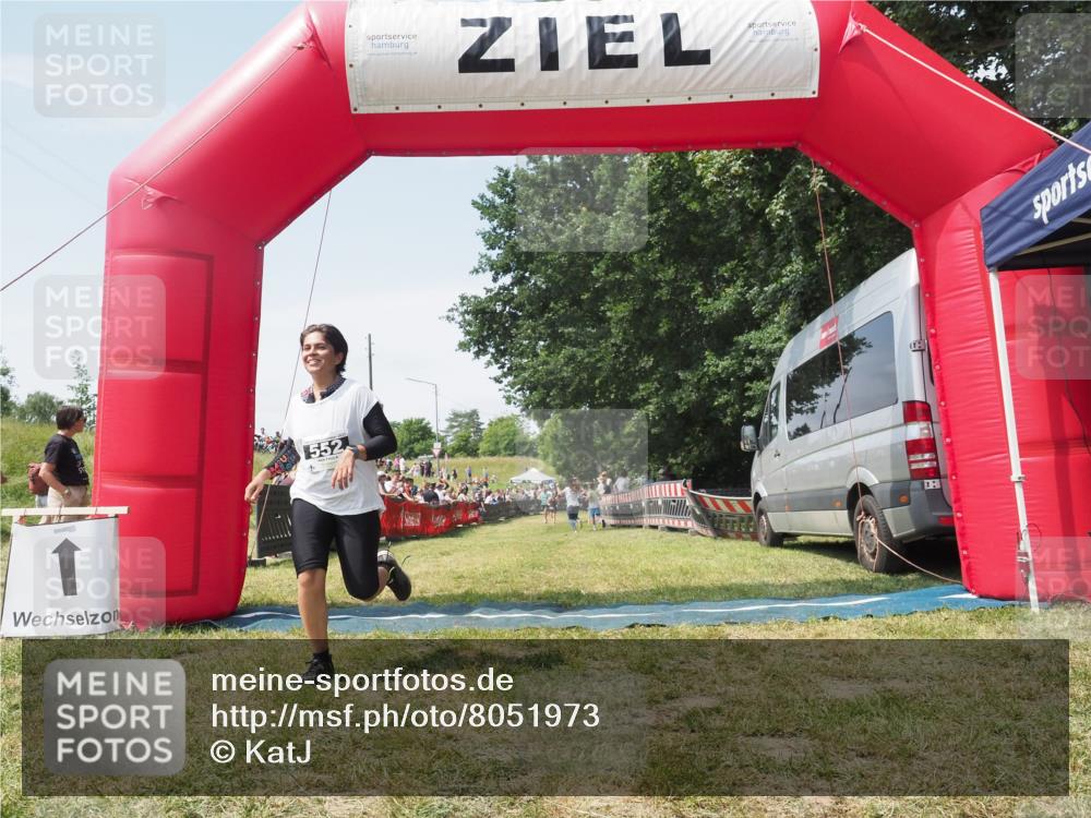 21.06.2025 - 27. Vierlanden-Triathlon KatJ http://msf.ph/oto/8051973 15.06.2025 11:45:09 Ziel 246, 444 meine-sportfotos.de
