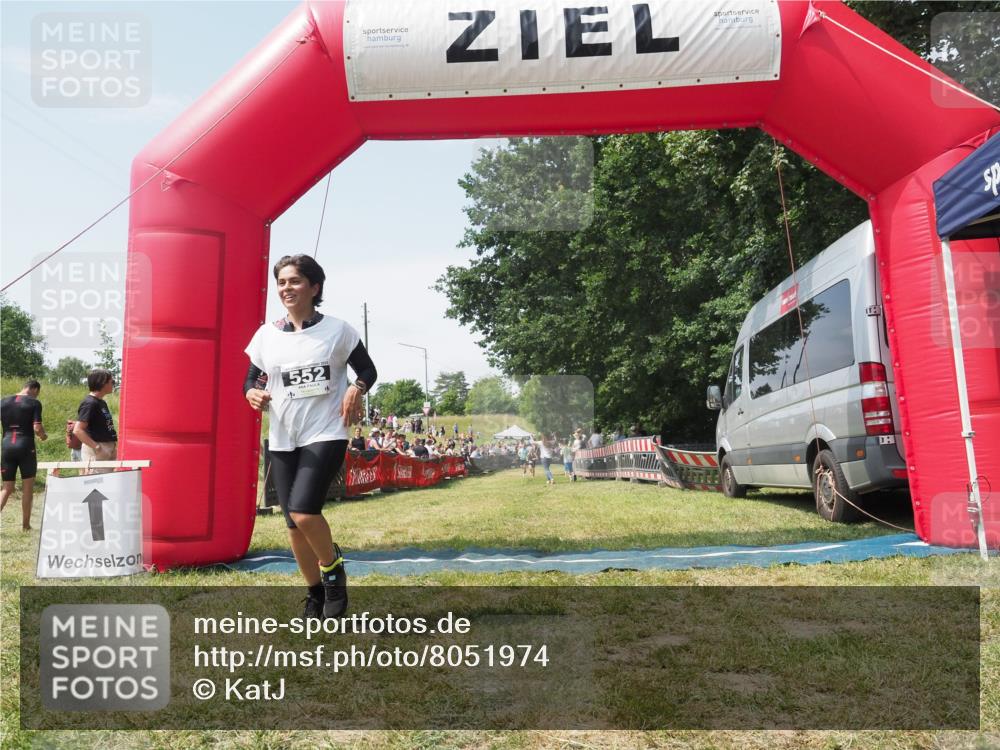 21.06.2025 - 27. Vierlanden-Triathlon KatJ http://msf.ph/oto/8051974 15.06.2025 11:45:09 Ziel 246, 444 meine-sportfotos.de