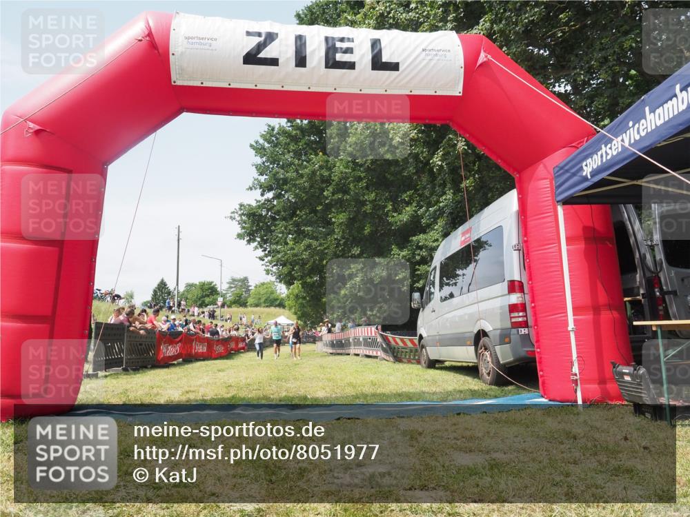 21.06.2025 - 27. Vierlanden-Triathlon KatJ http://msf.ph/oto/8051977 15.06.2025 11:45:15 Ziel 246, 444 meine-sportfotos.de