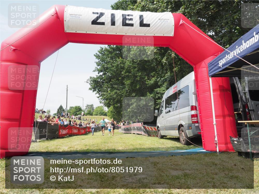 21.06.2025 - 27. Vierlanden-Triathlon KatJ http://msf.ph/oto/8051979 15.06.2025 11:45:16 Ziel 246, 444 meine-sportfotos.de