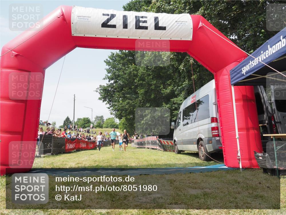 21.06.2025 - 27. Vierlanden-Triathlon KatJ http://msf.ph/oto/8051980 15.06.2025 11:45:17 Ziel 246, 444 meine-sportfotos.de
