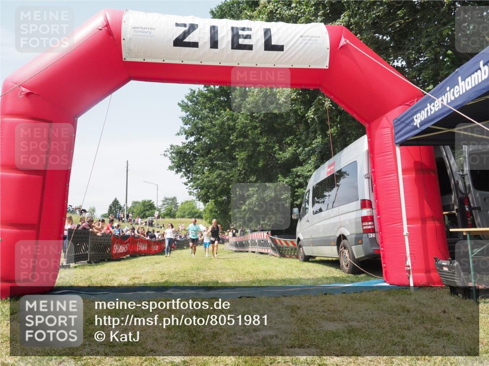 21.06.2025 - 27. Vierlanden-Triathlon KatJ http://msf.ph/oto/8051981 15.06.2025 11:45:17 Ziel 246, 444 meine-sportfotos.de