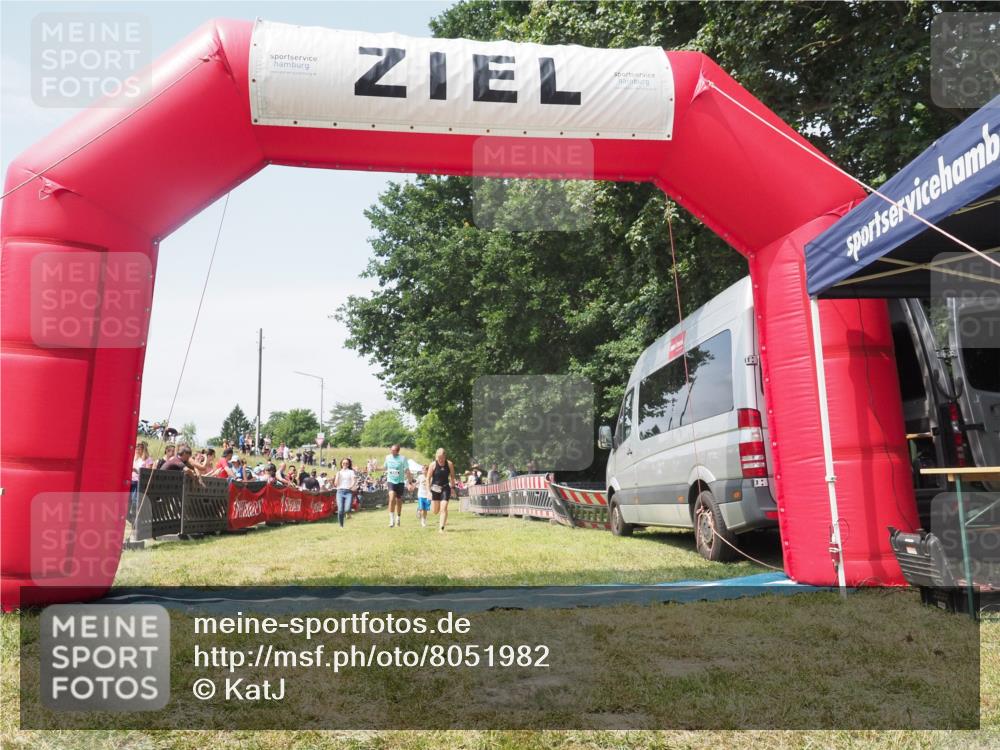 21.06.2025 - 27. Vierlanden-Triathlon KatJ http://msf.ph/oto/8051982 15.06.2025 11:45:17 Ziel 246, 444 meine-sportfotos.de