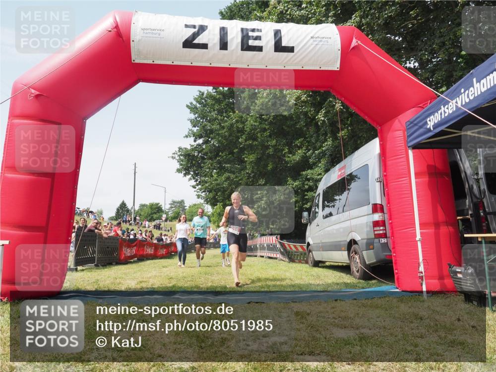 21.06.2025 - 27. Vierlanden-Triathlon KatJ http://msf.ph/oto/8051985 15.06.2025 11:45:19 Ziel 444 meine-sportfotos.de