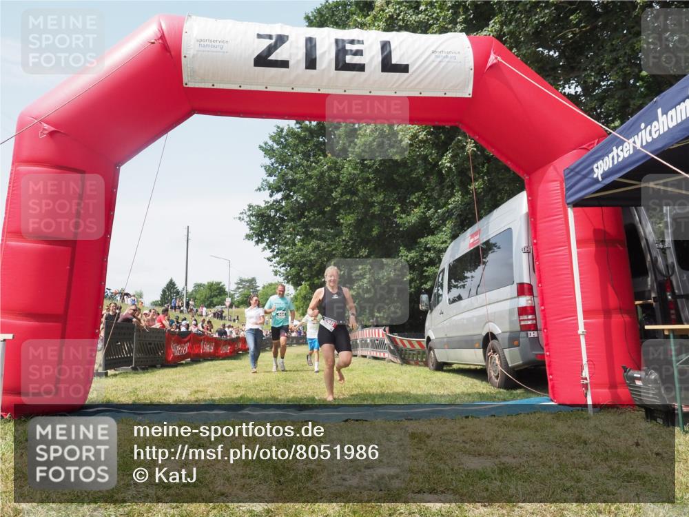 21.06.2025 - 27. Vierlanden-Triathlon KatJ http://msf.ph/oto/8051986 15.06.2025 11:45:19 Ziel 444 meine-sportfotos.de