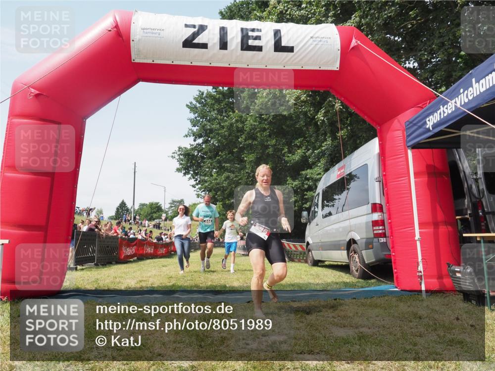 21.06.2025 - 27. Vierlanden-Triathlon KatJ http://msf.ph/oto/8051989 15.06.2025 11:45:20 Ziel  meine-sportfotos.de