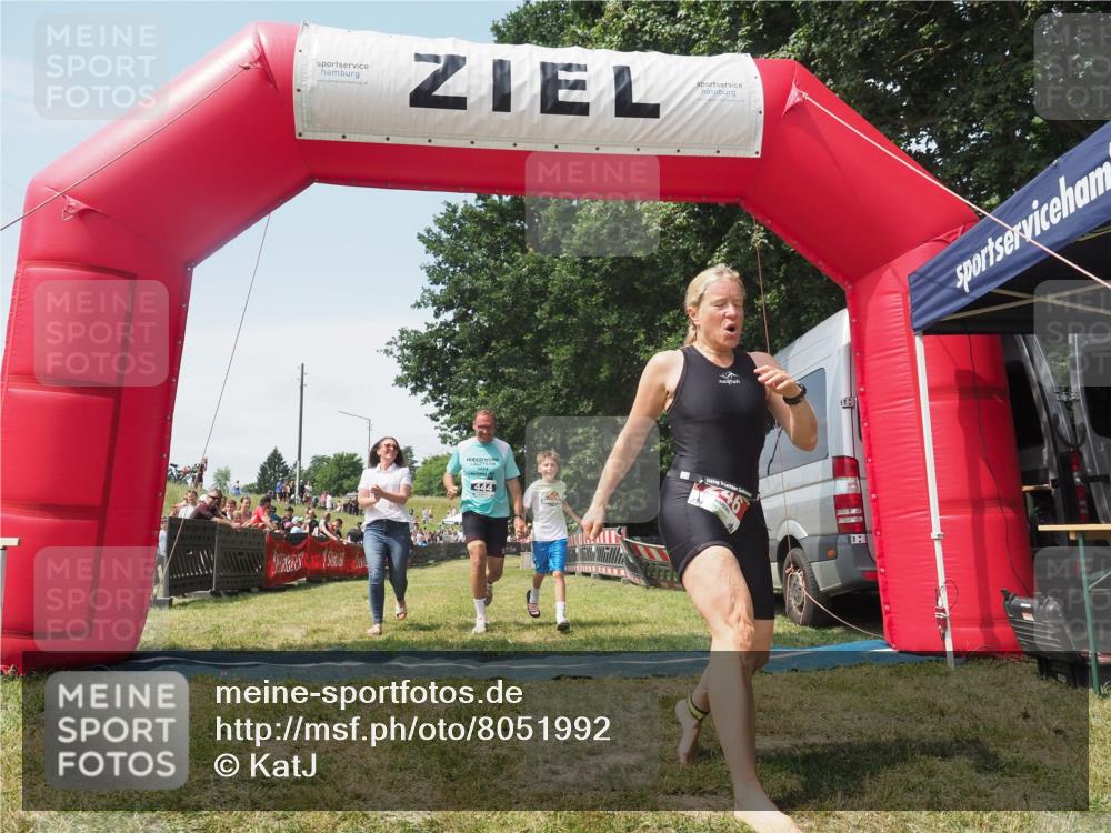 21.06.2025 - 27. Vierlanden-Triathlon KatJ http://msf.ph/oto/8051992 15.06.2025 11:45:21 Ziel  meine-sportfotos.de