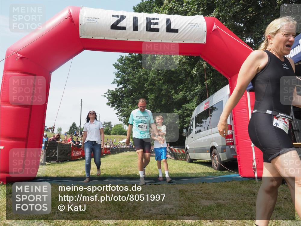 21.06.2025 - 27. Vierlanden-Triathlon KatJ http://msf.ph/oto/8051997 15.06.2025 11:45:21 Ziel  meine-sportfotos.de
