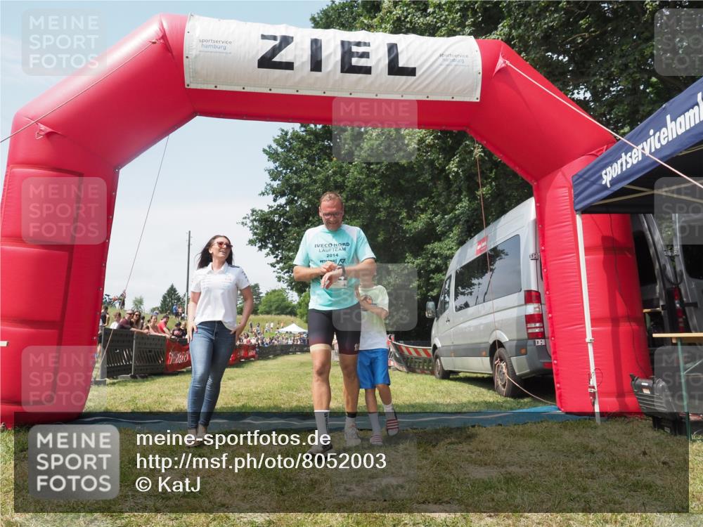 21.06.2025 - 27. Vierlanden-Triathlon KatJ http://msf.ph/oto/8052003 15.06.2025 11:45:22 Ziel  meine-sportfotos.de