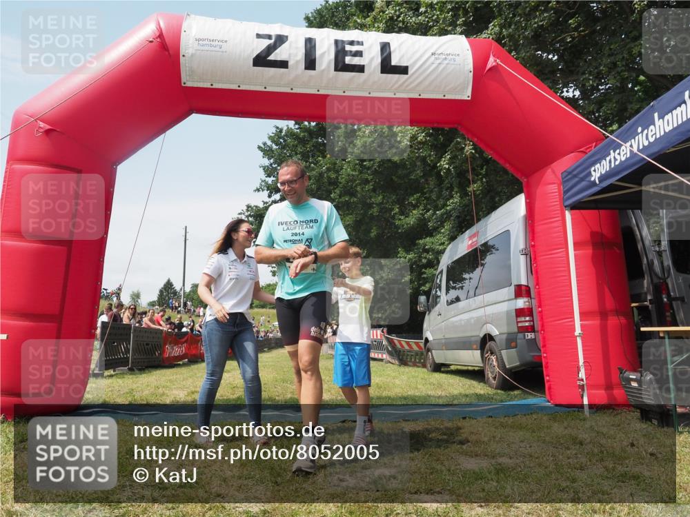 21.06.2025 - 27. Vierlanden-Triathlon KatJ http://msf.ph/oto/8052005 15.06.2025 11:45:23 Ziel  meine-sportfotos.de