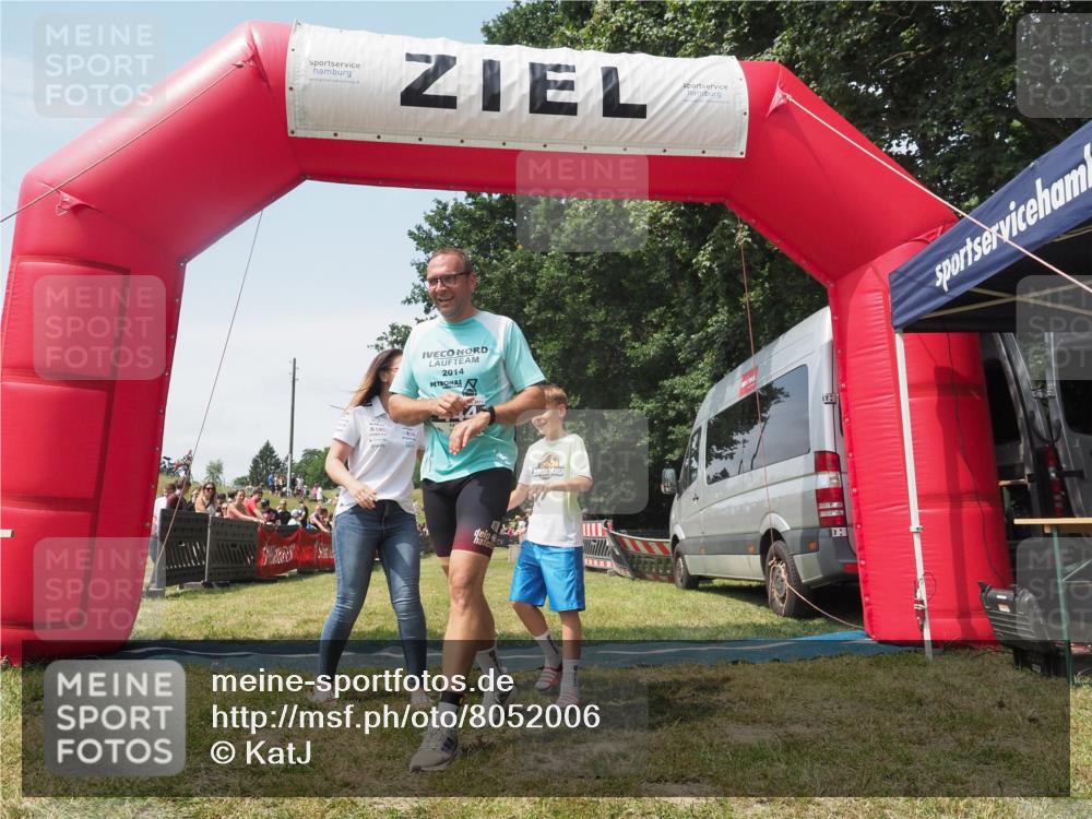 21.06.2025 - 27. Vierlanden-Triathlon KatJ http://msf.ph/oto/8052006 15.06.2025 11:45:23 Ziel  meine-sportfotos.de