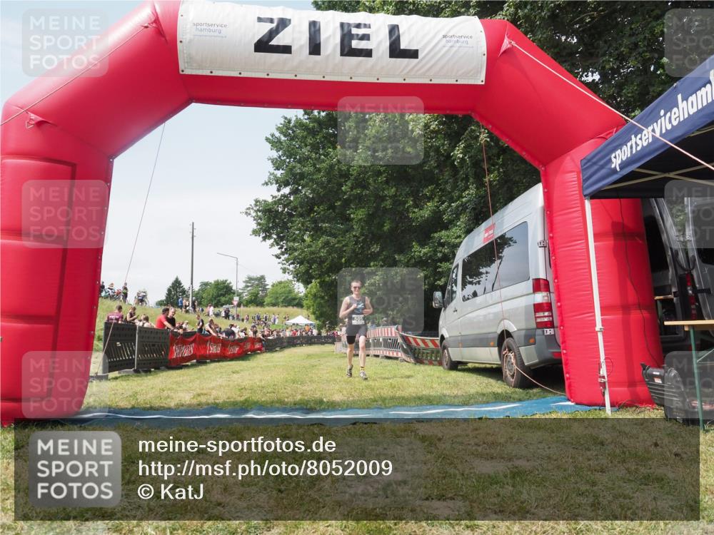 21.06.2025 - 27. Vierlanden-Triathlon KatJ http://msf.ph/oto/8052009 15.06.2025 11:45:54 Ziel  meine-sportfotos.de
