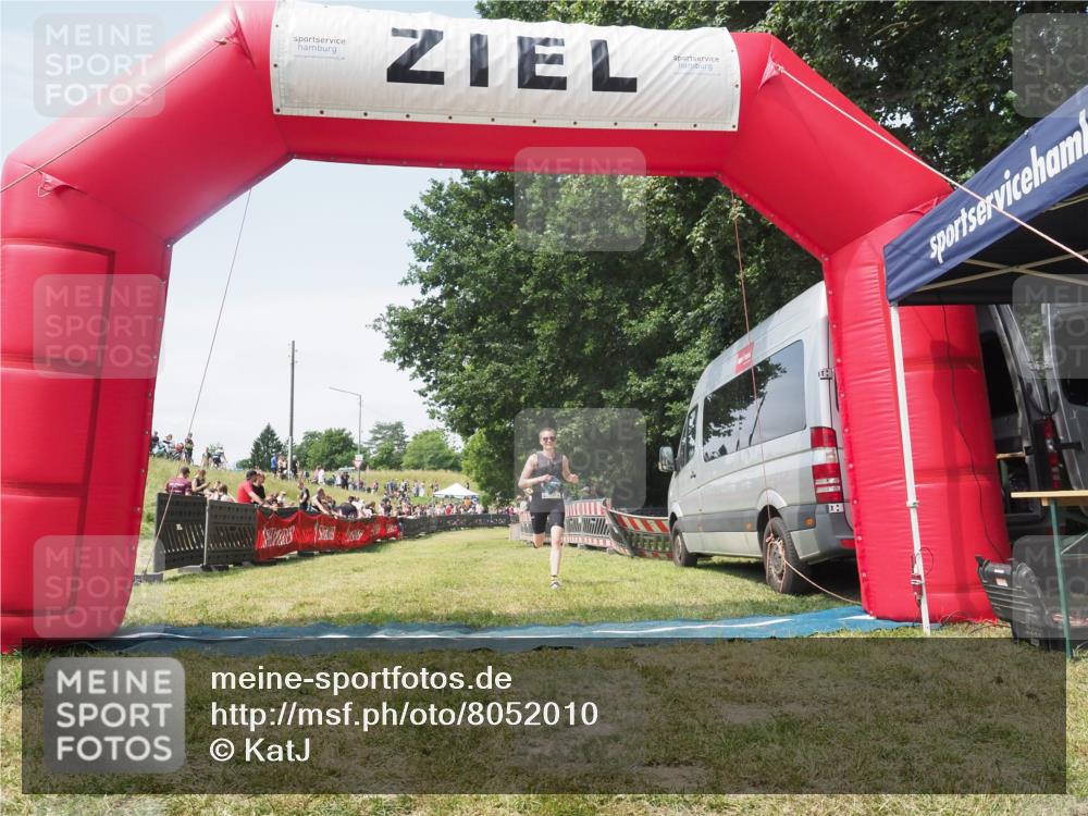 21.06.2025 - 27. Vierlanden-Triathlon KatJ http://msf.ph/oto/8052010 15.06.2025 11:45:54 Ziel  meine-sportfotos.de