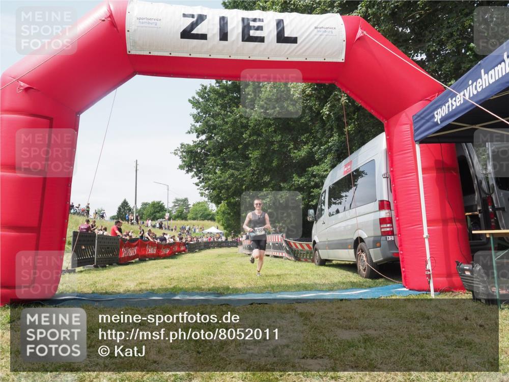 21.06.2025 - 27. Vierlanden-Triathlon KatJ http://msf.ph/oto/8052011 15.06.2025 11:45:54 Ziel  meine-sportfotos.de