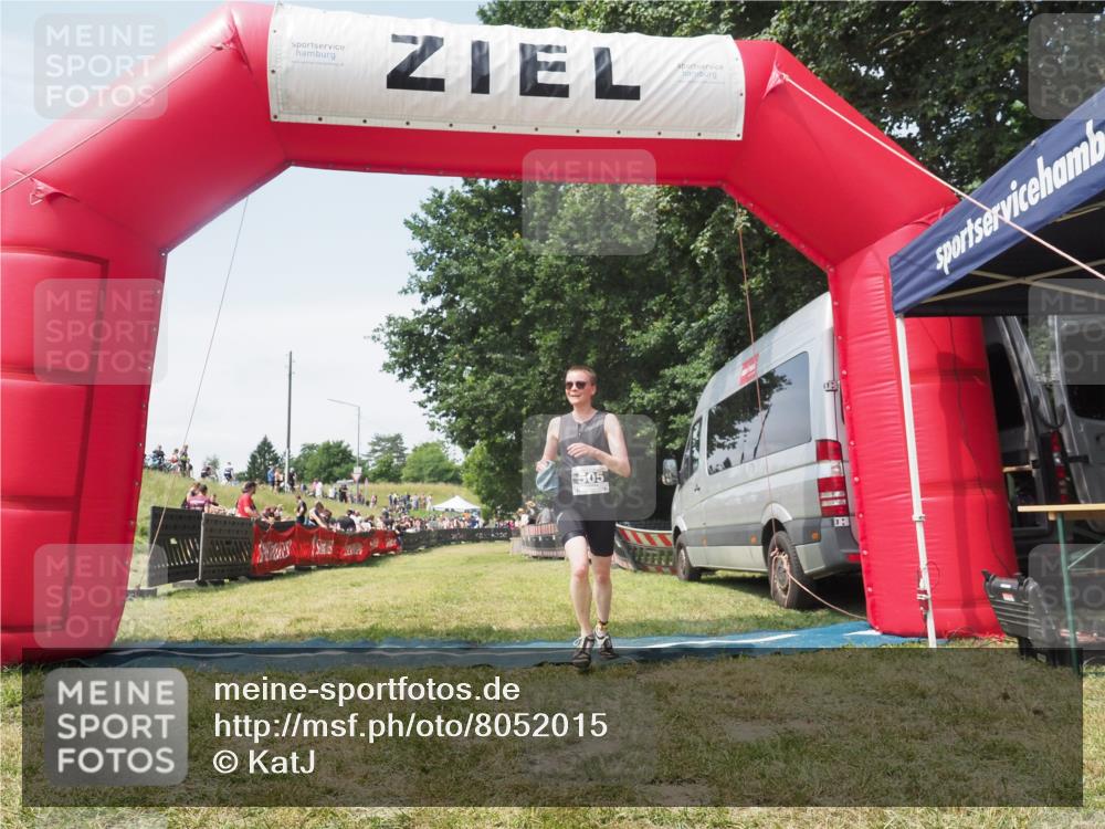 21.06.2025 - 27. Vierlanden-Triathlon KatJ http://msf.ph/oto/8052015 15.06.2025 11:45:55 Ziel  meine-sportfotos.de