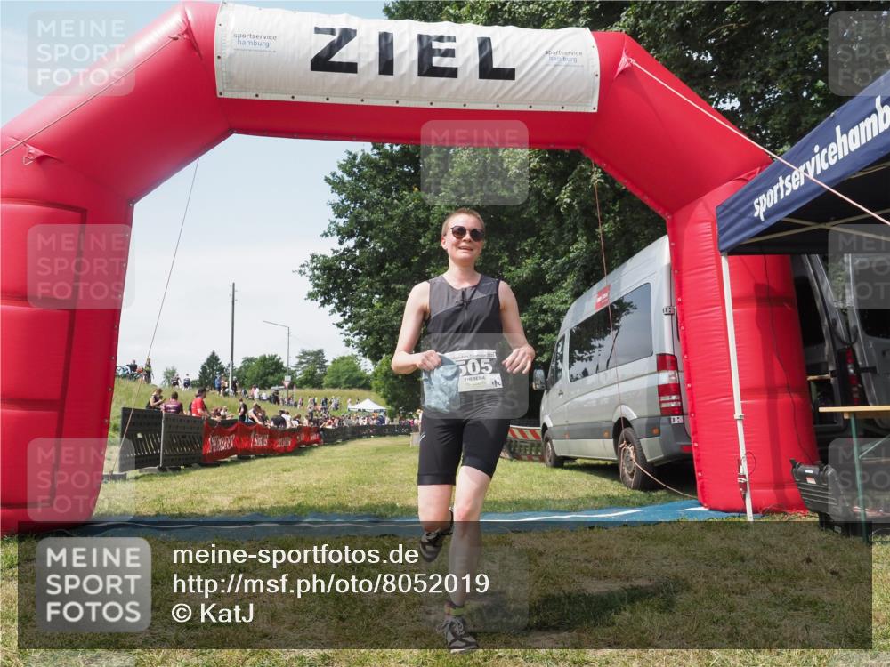 21.06.2025 - 27. Vierlanden-Triathlon KatJ http://msf.ph/oto/8052019 15.06.2025 11:45:56 Ziel  meine-sportfotos.de