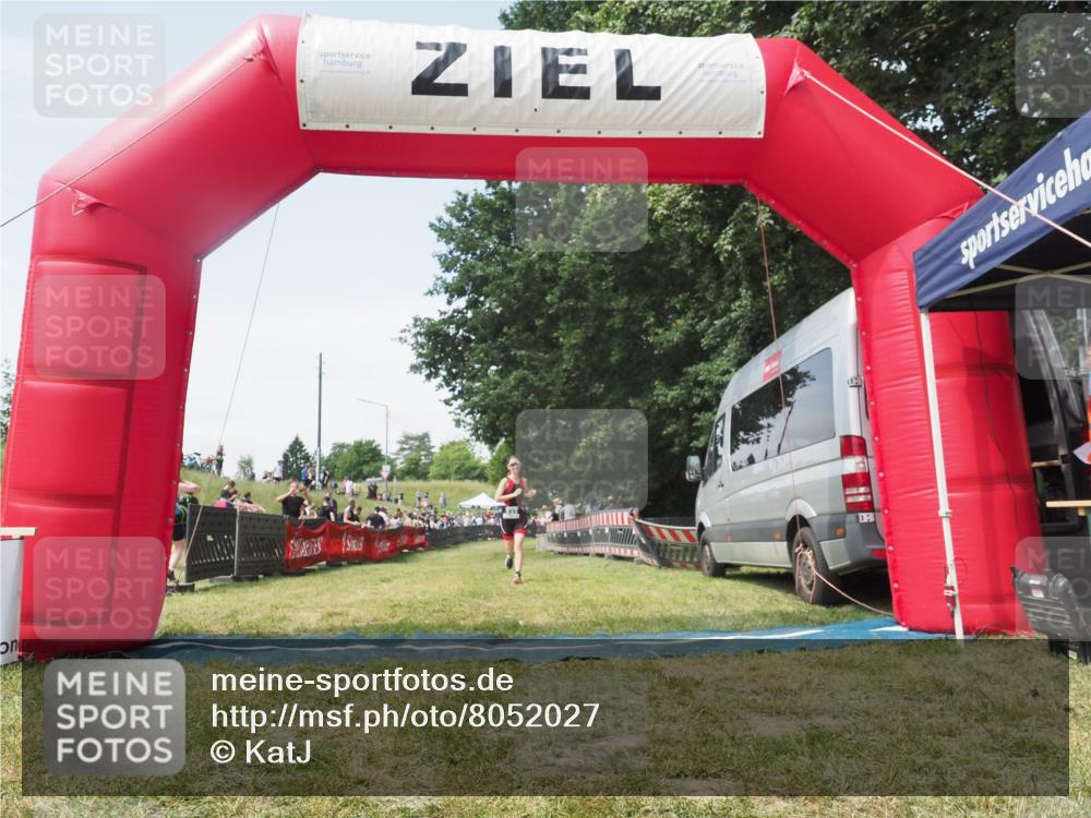 21.06.2025 - 27. Vierlanden-Triathlon KatJ http://msf.ph/oto/8052027 15.06.2025 11:46:16 Ziel 533, 620 meine-sportfotos.de
