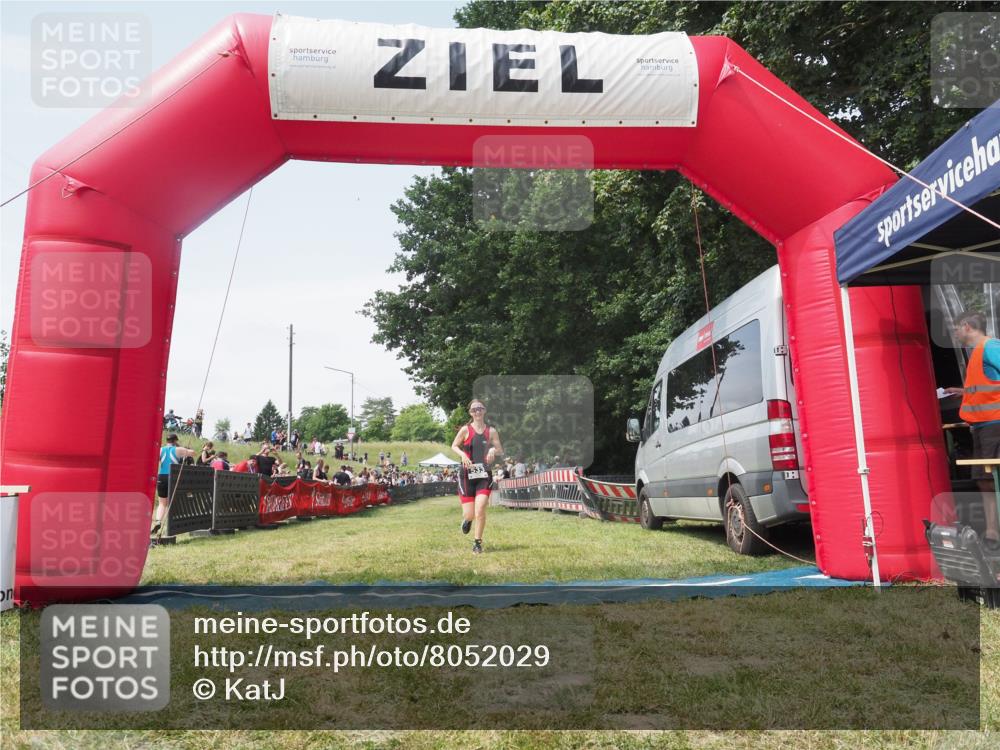 21.06.2025 - 27. Vierlanden-Triathlon KatJ http://msf.ph/oto/8052029 15.06.2025 11:46:17 Ziel 620 meine-sportfotos.de