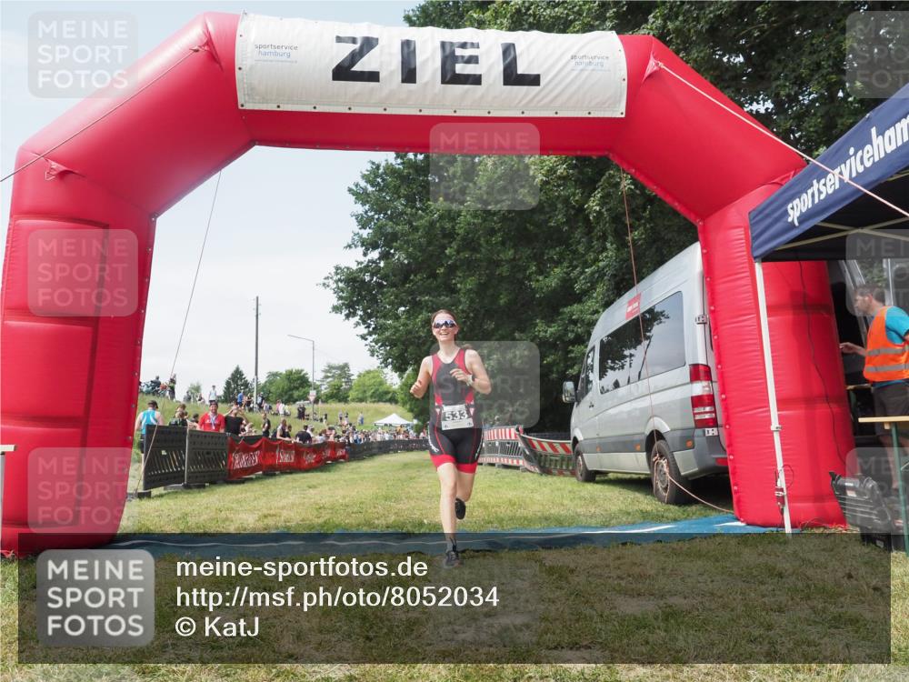 21.06.2025 - 27. Vierlanden-Triathlon KatJ http://msf.ph/oto/8052034 15.06.2025 11:46:18 Ziel 620 meine-sportfotos.de