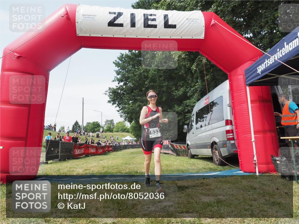 21.06.2025 - 27. Vierlanden-Triathlon KatJ http://msf.ph/oto/8052036 15.06.2025 11:46:18 Ziel 620 meine-sportfotos.de