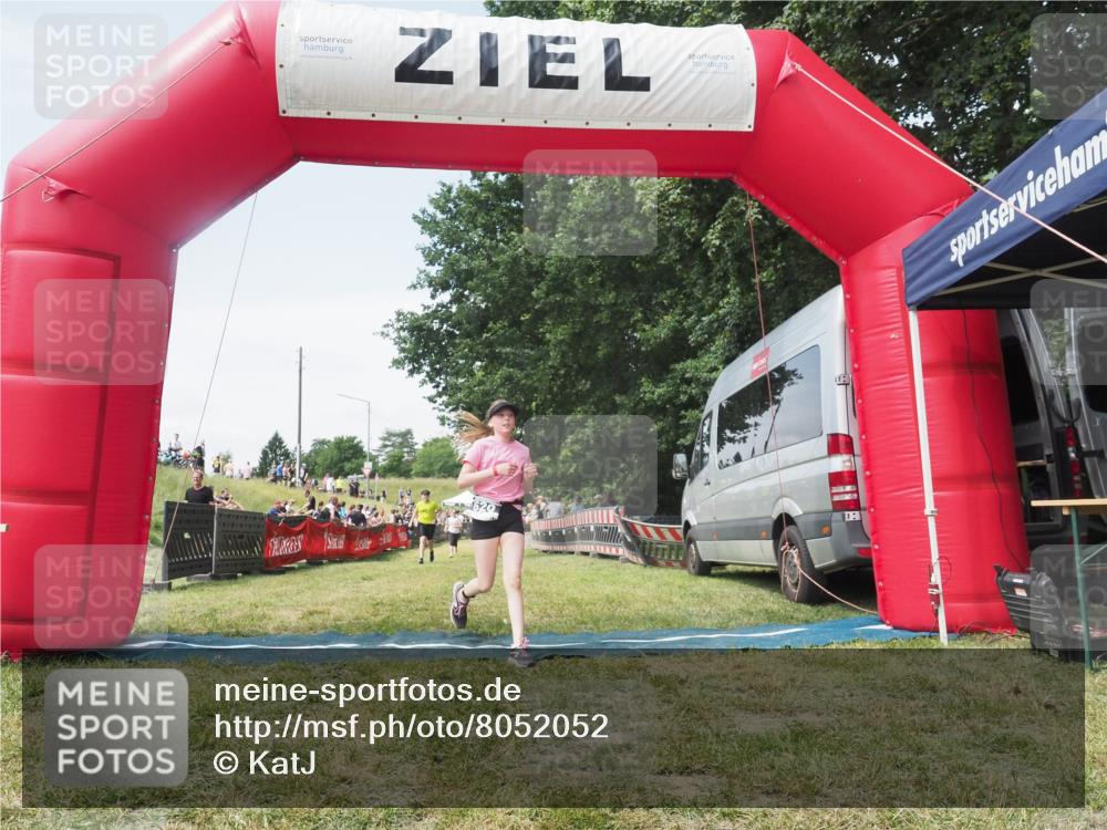 21.06.2025 - 27. Vierlanden-Triathlon KatJ http://msf.ph/oto/8052052 15.06.2025 11:46:30 Ziel 174, 515, 516 meine-sportfotos.de