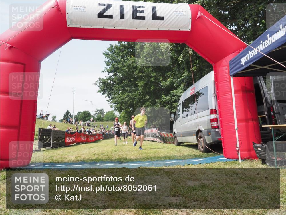 21.06.2025 - 27. Vierlanden-Triathlon KatJ http://msf.ph/oto/8052061 15.06.2025 11:46:34 Ziel 174, 515, 516 meine-sportfotos.de