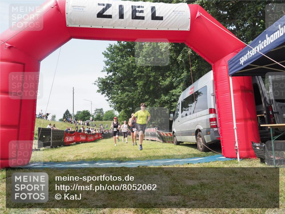 21.06.2025 - 27. Vierlanden-Triathlon KatJ http://msf.ph/oto/8052062 15.06.2025 11:46:34 Ziel 174, 515, 516 meine-sportfotos.de