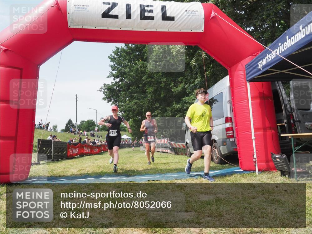 21.06.2025 - 27. Vierlanden-Triathlon KatJ http://msf.ph/oto/8052066 15.06.2025 11:46:36 Ziel 516 meine-sportfotos.de