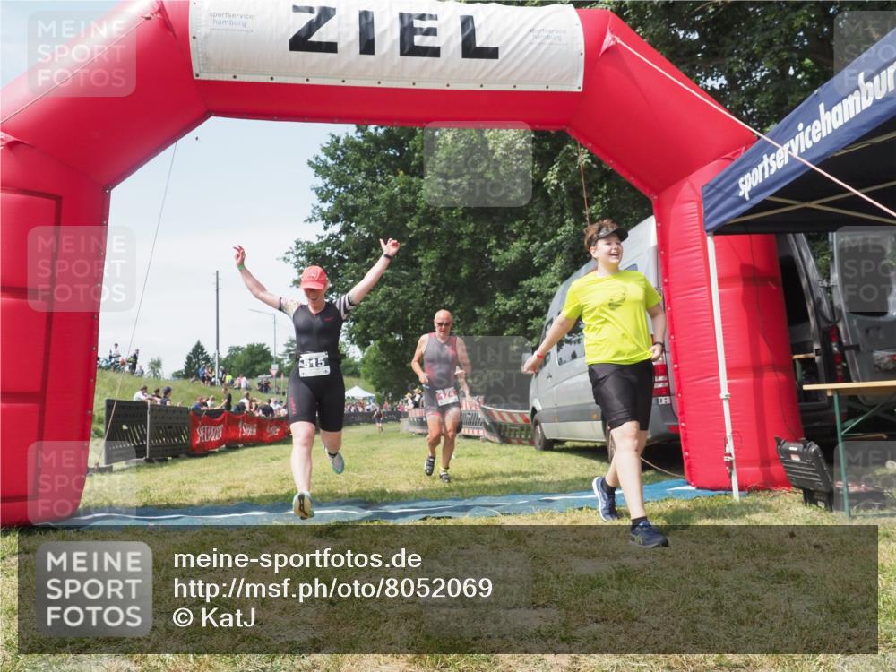 21.06.2025 - 27. Vierlanden-Triathlon KatJ http://msf.ph/oto/8052069 15.06.2025 11:46:36 Ziel 516 meine-sportfotos.de