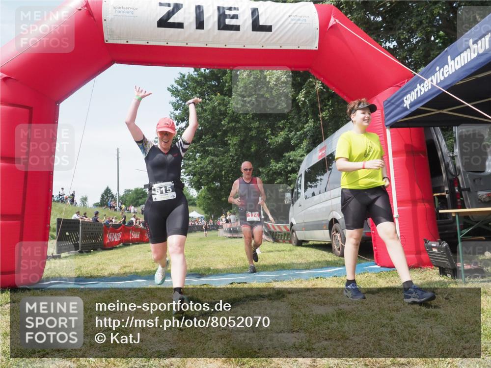21.06.2025 - 27. Vierlanden-Triathlon KatJ http://msf.ph/oto/8052070 15.06.2025 11:46:36 Ziel 516 meine-sportfotos.de