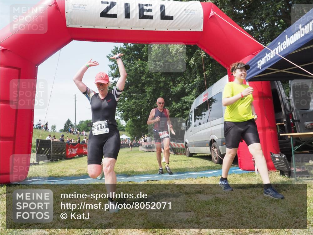 21.06.2025 - 27. Vierlanden-Triathlon KatJ http://msf.ph/oto/8052071 15.06.2025 11:46:36 Ziel 516 meine-sportfotos.de