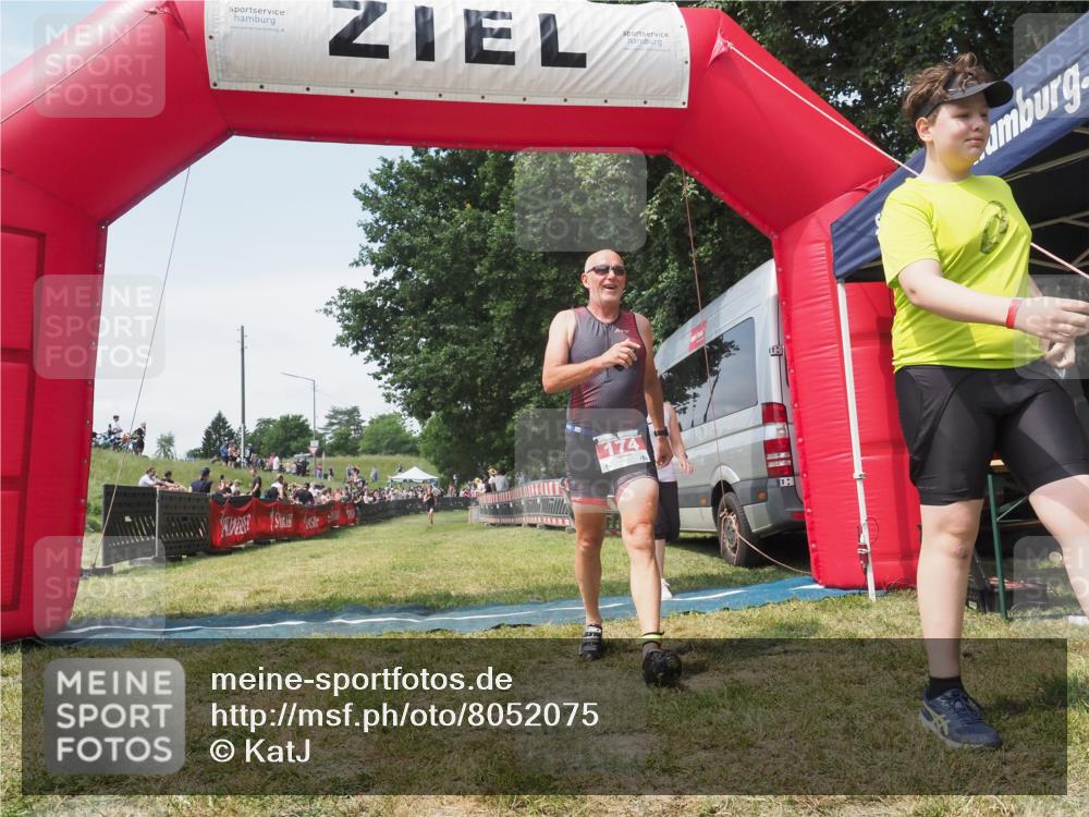 21.06.2025 - 27. Vierlanden-Triathlon KatJ http://msf.ph/oto/8052075 15.06.2025 11:46:37 Ziel 516 meine-sportfotos.de