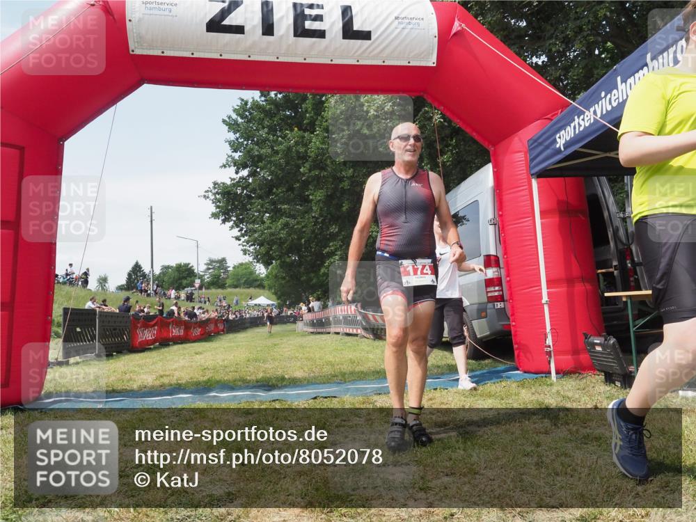 21.06.2025 - 27. Vierlanden-Triathlon KatJ http://msf.ph/oto/8052078 15.06.2025 11:46:38 Ziel 516 meine-sportfotos.de