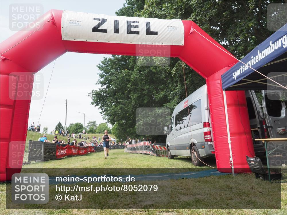 21.06.2025 - 27. Vierlanden-Triathlon KatJ http://msf.ph/oto/8052079 15.06.2025 11:46:43 Ziel  meine-sportfotos.de